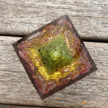 Charger l'image dans la galerie, Peridot Strawberry Quartz Tree Of Life Pyramid