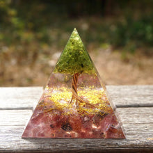 Charger l'image dans la galerie, Peridot Strawberry Quartz Tree Of Life Pyramid