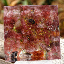 Charger l'image dans la galerie, Peridot Strawberry Quartz Tree Of Life Pyramid