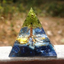 Charger l'image dans la galerie, Peridot Kyanite Tree Of Life Pyramid