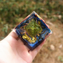 Charger l'image dans la galerie, Peridot Kyanite Tree Of Life Pyramid