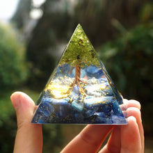 Charger l'image dans la galerie, Peridot Kyanite Tree Of Life Pyramid