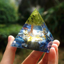 Charger l'image dans la galerie, Peridot Kyanite Tree Of Life Pyramid
