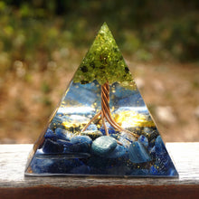 Charger l'image dans la galerie, Peridot Kyanite Tree Of Life Pyramid