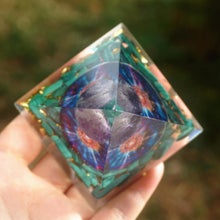Charger l'image dans la galerie, Amethyst Sphere Malachite Pyramid