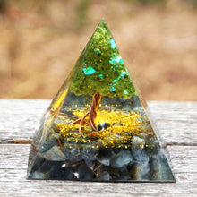 Charger l'image dans la galerie, Peridot Gray Moonstone Tree Of Life Pyramid