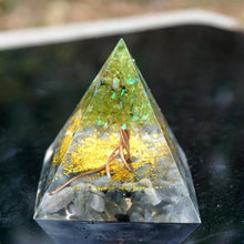 Charger l'image dans la galerie, Peridot Gray Moonstone Tree Of Life Pyramid