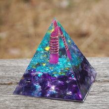 Charger l'image dans la galerie, Crystal Point Blue Quartz Pyramid