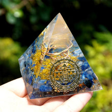 Charger l'image dans la galerie, Rose Quartz Sphere Kyanite Pyramid