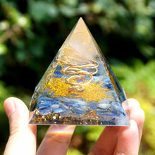 Charger l'image dans la galerie, Rose Quartz Sphere Kyanite Pyramid