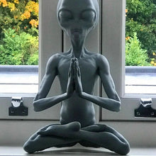 Charger l'image dans la galerie, Meditating Alien Statue