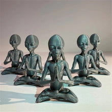 Charger l'image dans la galerie, Meditating Alien Statue