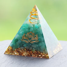 Charger l'image dans la galerie, Green Aventurine Lotus Pyramid