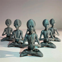 Charger l&#39;image dans la galerie, Meditating Alien Statue
